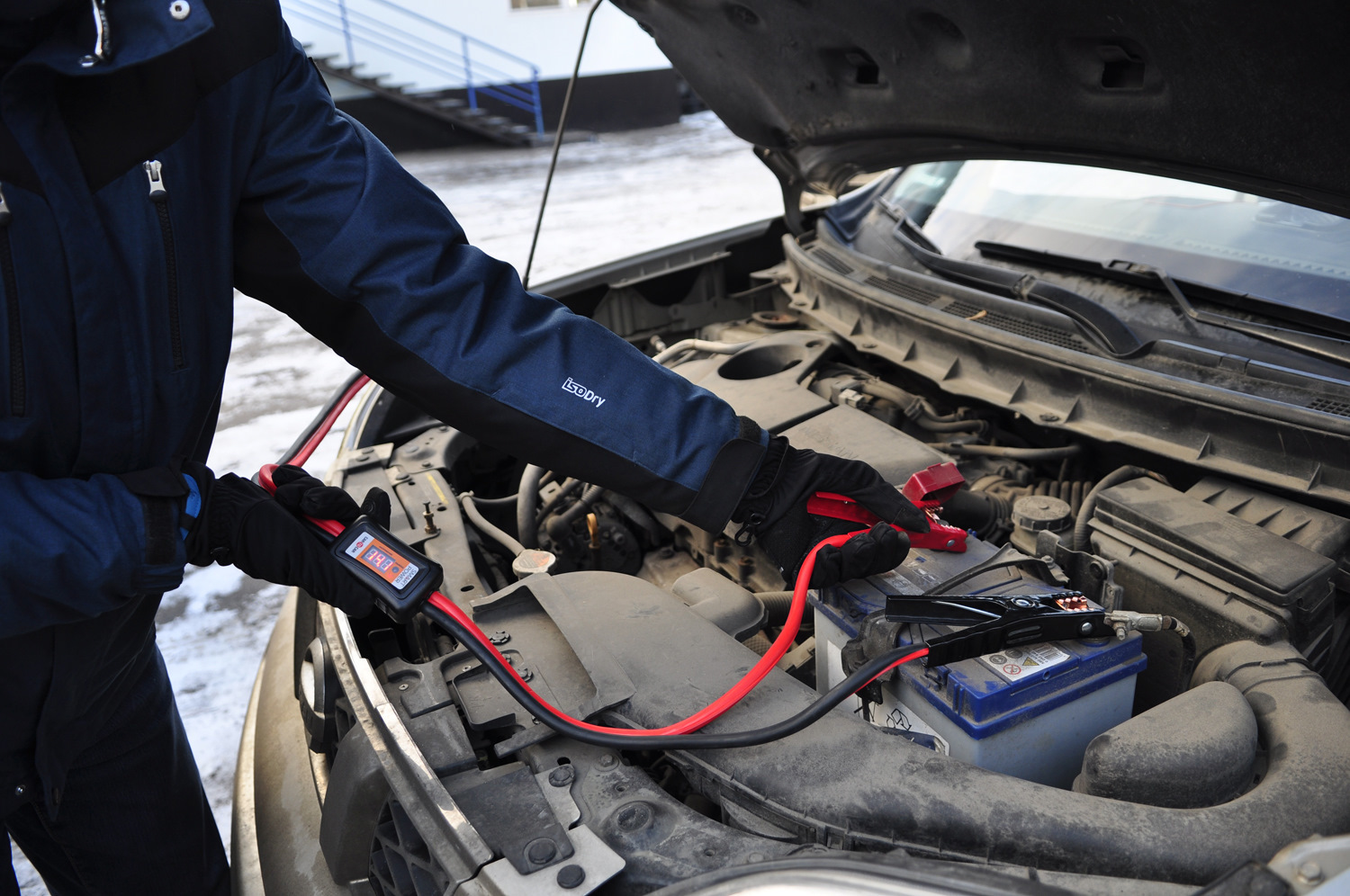 Фото процесса прикуривания авто в Липецке