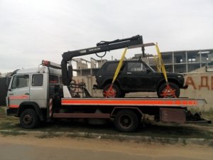 Фото эвакуатора внедорожника с краном-манипулятором.